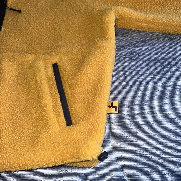 Sweater - Picture 5 of 6